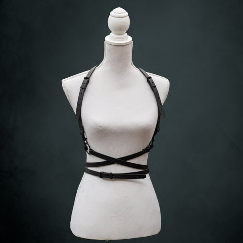 Luna wraparound harness in black leather with black hardware