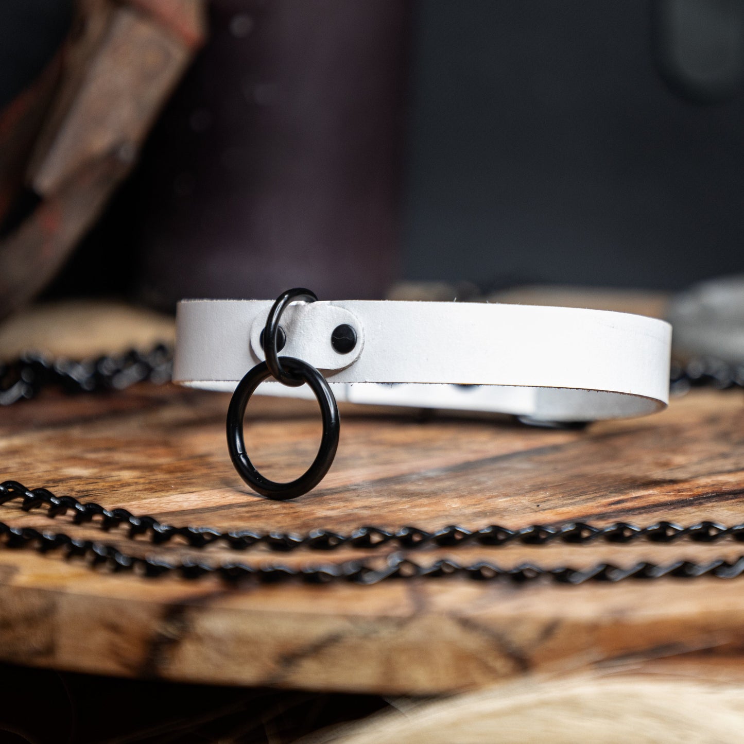 Wit echt leer met zwarte hardware O-ring choker